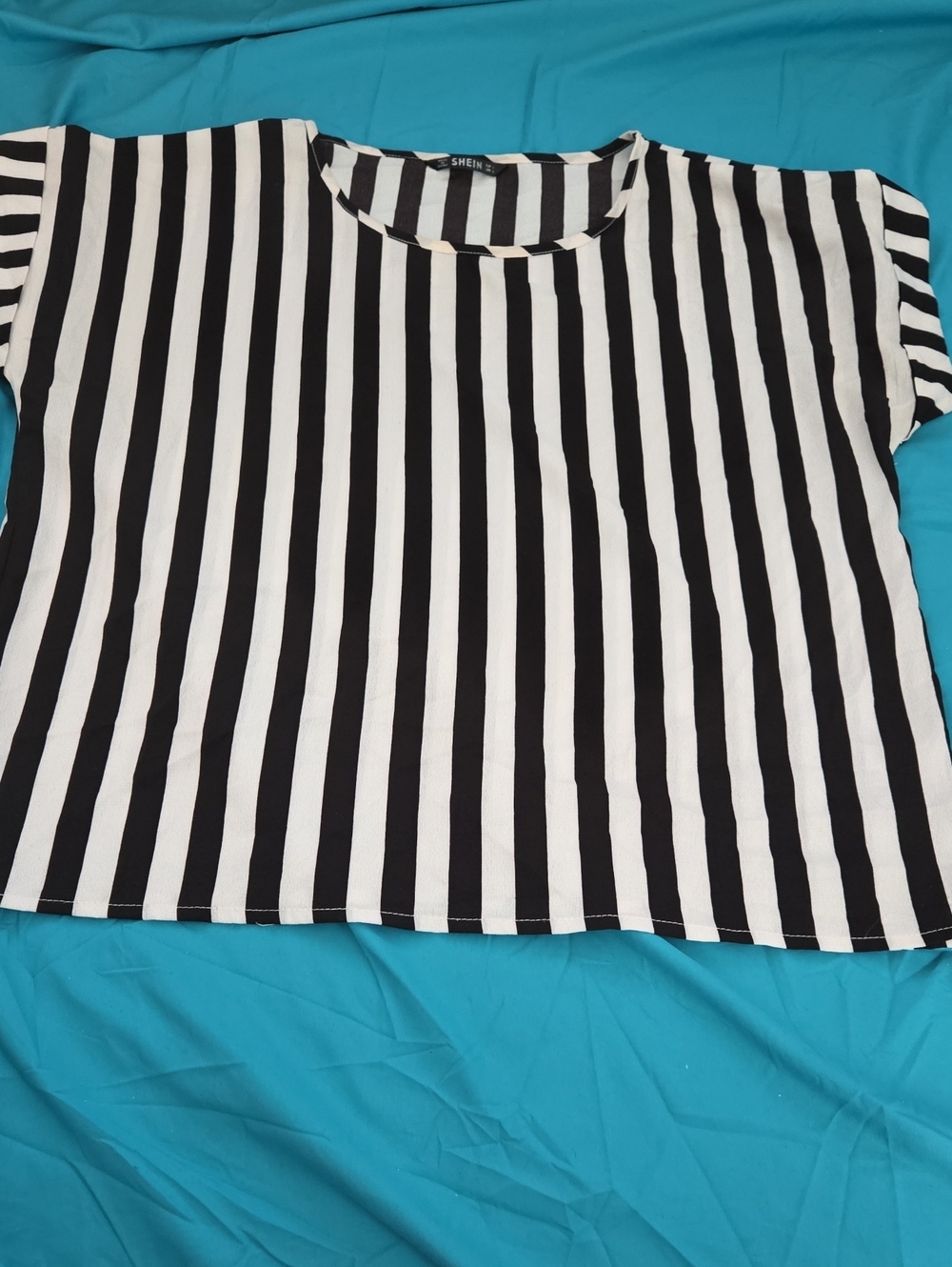 SHEIN Black & White Vertical Stripe Short Sleeve Tee